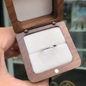 Anel Solitário com Brilhante em Ouro Branco 18k/750