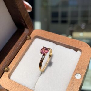 Anel Solitário Lírio com Pedra de Turmalina em Ouro 18k/750