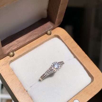 Anel Solitário com Diamantes em Ouro Branco 18k/750