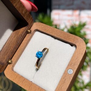 Anel Solitário Lírio Blue em Ouro 18k/750
