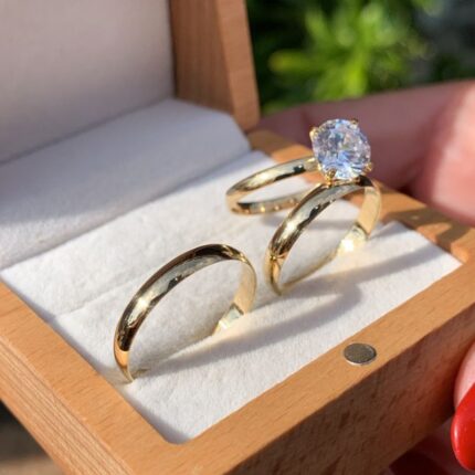 Par de Alianças Abaulada 2,5mm + Anel Solitário Mavye em Ouro 18k/750