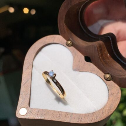 Anel Solitário Lírio com Pedra de Diamante Ouro 18k/750