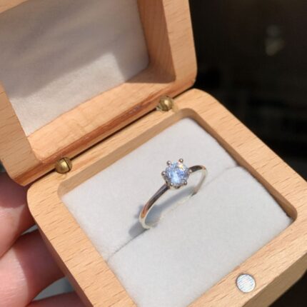 Anel Solitário Queen em Prata 925