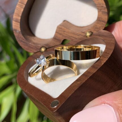 Trio de Alianças Paris 4mm + Anel Solitário Lírio em Ouro 18k/750