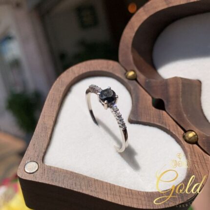 Anel Solitário Dark Moon em Ouro Branco 18k/750