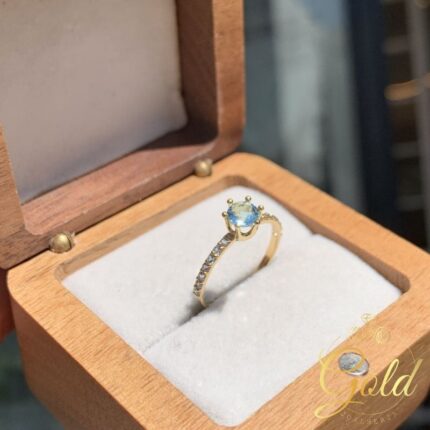 Anel Solitário Realeza Pedras de Água Marinha em Ouro 18k/750