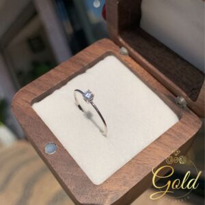 Anel Solitário Doce Luz em Ouro Branco 18k/750