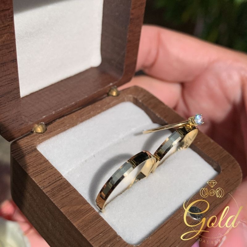 Trio de Alianças Paris Feminina 3mm e Masculina 3,5mm + Anel Solitário Doce Luz em Ouro 18k_750 (4)