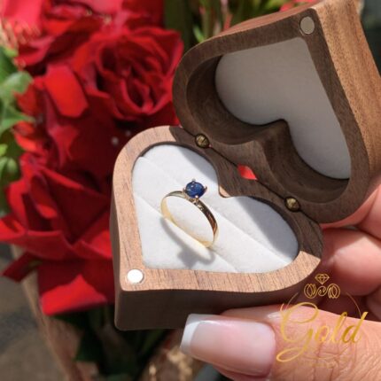 Anel Solitário Lírio com Pedra de Safira em Ouro 18k/750