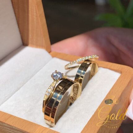 Conjunto de Alianças Berlim 4,5mm + Anel Solitário Santorini + Aparador Meia Volta de Pedras em Ouro 18k/750