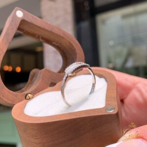 Anel com Brilhantes em Ouro Branco 18k/750