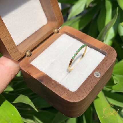 Anel Meia Aliança com Esmeraldas em Ouro 18k/750