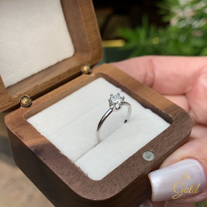 Anel Solitário Queen em Ouro Branco 18k_750 (4)