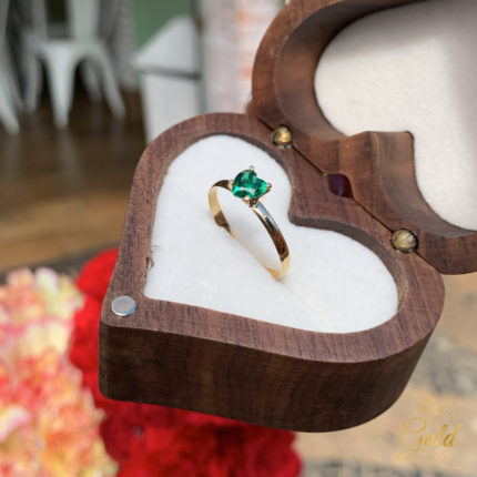 Anel Solitário Lírio Green em Ouro 18k/750