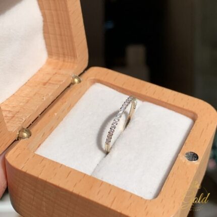 Meia Aliança com Brilhantes em Ouro Branco 18k/750