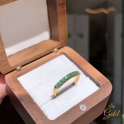 Meia Aliança com Esmeraldas em Ouro 18k/750