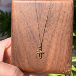 Corrente Feminina Elo Cadeado com Pingente Cruz em Ouro 18k/750