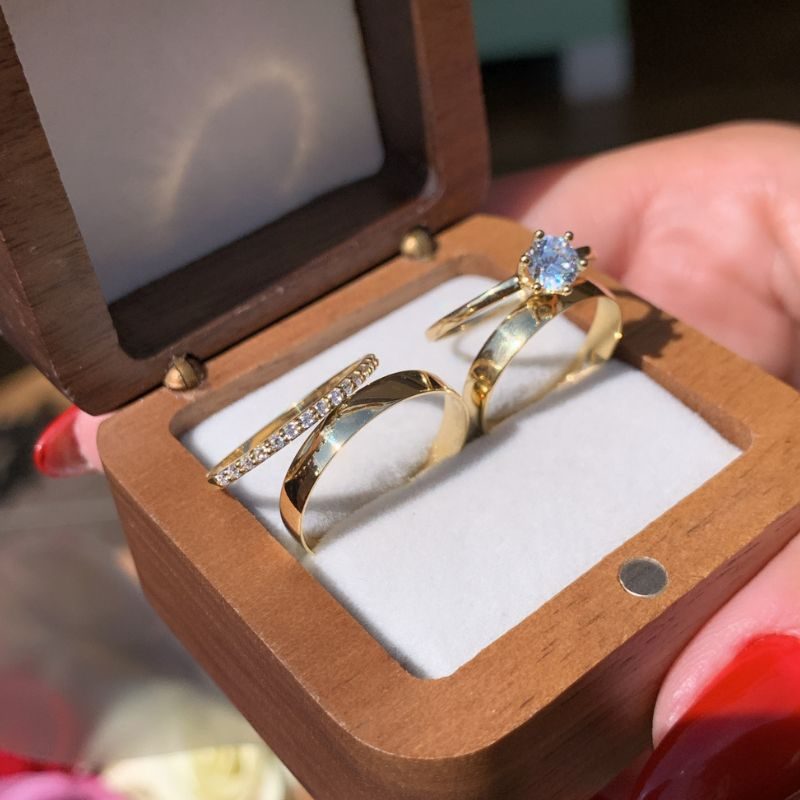 Conjunto de Alianças Abaulada Baixa 3mm + Aparador Meia Volta de Pedras + Anel Solitário Queen em Ouro (2)