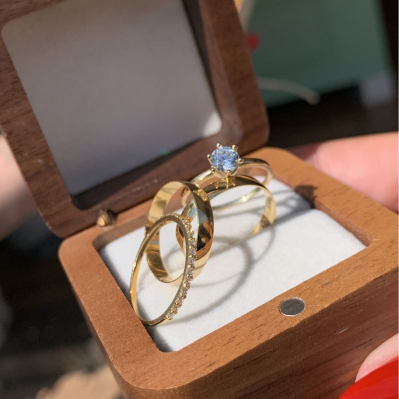 Conjunto de Alianças Abaulada Baixa 3mm + Aparador Meia Volta de Pedras + Anel Solitário Queen em Ouro (3)