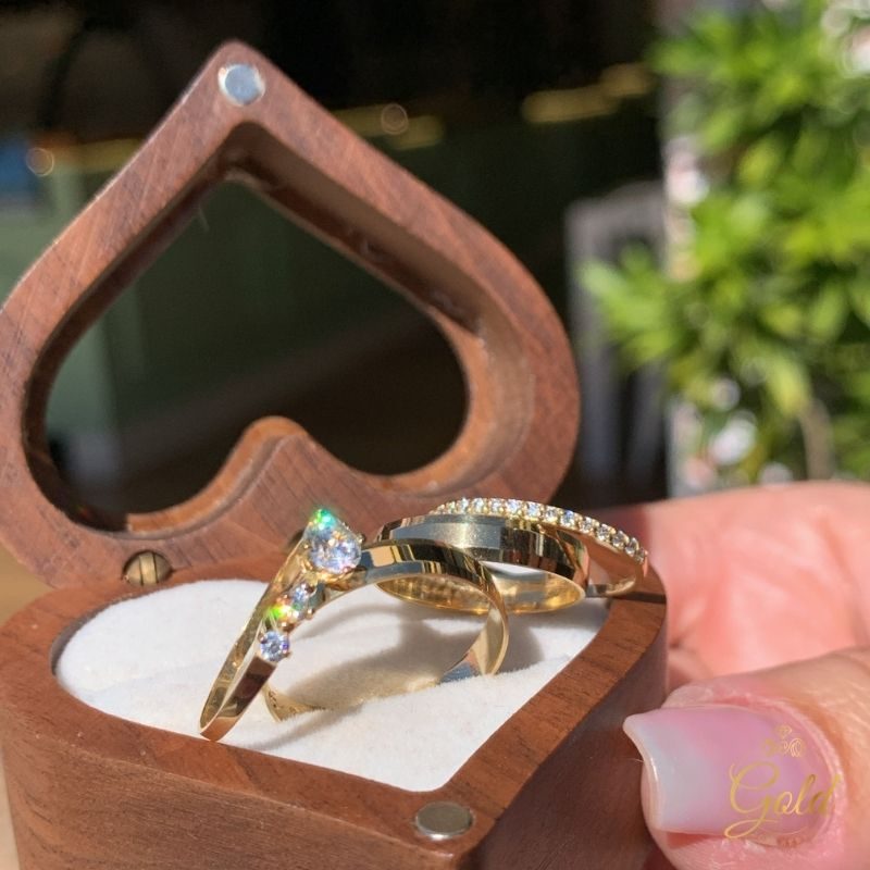 Conjunto de Alianças Infinity 3,5mm + Anel Solitário Ibiza + Aparador Meia Volta de Pedras em Ouro 18k_750 (3)
