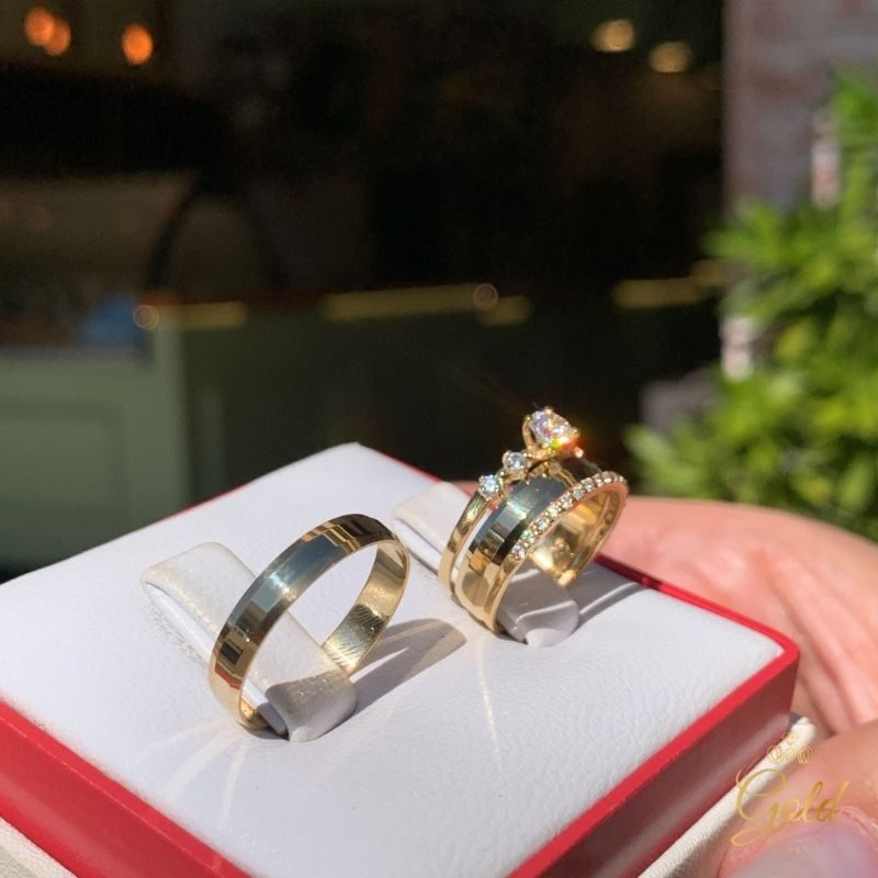 Conjunto de Alianças Infinity 3,5mm + Anel Solitário Ibiza + Aparador Meia Volta de Pedras em Ouro 18k_750 (4)
