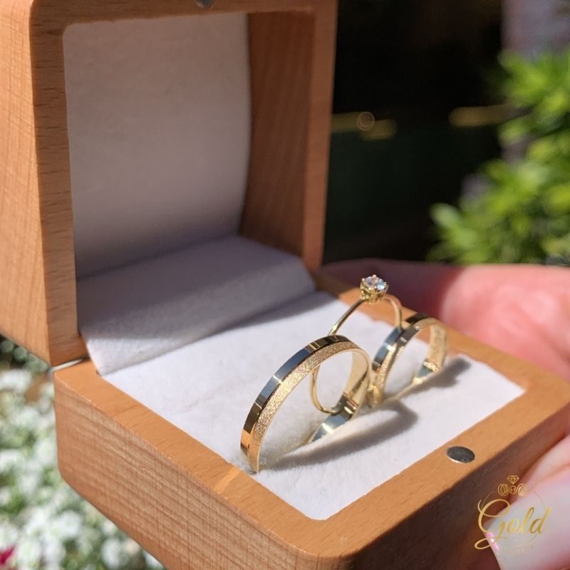 Trio de Alianças Búzios 3mm + Anel Solitário Doce Luz em Ouro 18k_750